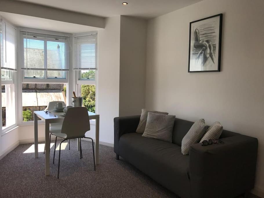 Modern With Harbour Views Apartment